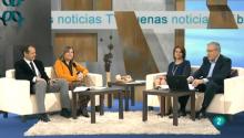 Los invitados y los presentadores, sentados en sofás, hablan sobre el mensaje de Judas