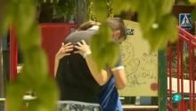 Raúl y Belén se abrazan en un parque