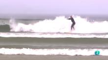 Un surfista practica surf en un encuentro de Christian Surfers