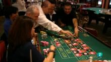 distintas personas juegan en un casino