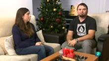 Cristian y Jemima hablan en el salón de su casa junto a la decoración navideña