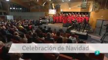Un coro gospel canta en la celebración de Navidad