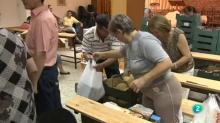 Una mujer entrega una bolsa llena de comida