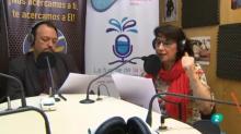 Un hombre y una mujer hablan en un estudio radiofónico