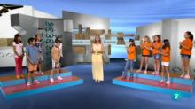 dos equipos de niños responden a las preguntas de la presentadora