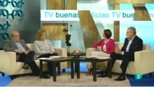 Los invitados y los presentadores hablan en el plató de televisión