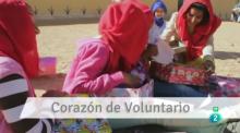 Unas niñas abren unas cajas de la Operación Niño de la Navidad