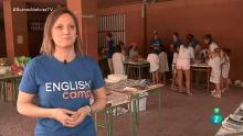 Una monitora del campamento de inglés