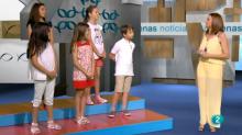 Un grupo de niños participa en el Trivial Bíblico junto a la presentadora